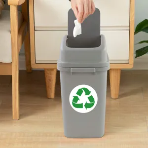 Vista dettagliata della pattumiera in plastica grigia stretta con logo di riciclaggio.