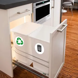 Vista dettagliata di bidoni della spazzatura doppi estraibili con icone di riciclaggio.