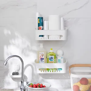 Détail de l'autocollant de carrelage de cuisine imitation marbre avec rangement mural.