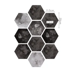 Vista detallada de adhesivos hexagonales para azulejos de suelo con textura de mármol oscuro.