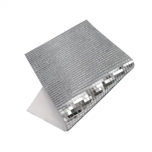Vue detaillee d'autocollants de carrelage en mosaique miroir argente, adhesif flexible.