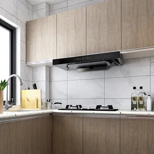 Détail de cuisine moderne avec autocollant mural imitation marbre et éléments de meuble.