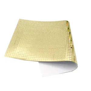 Autocollant de mini carreaux de mosaïque miroir doré, vue détaillée de feuille adhésive.