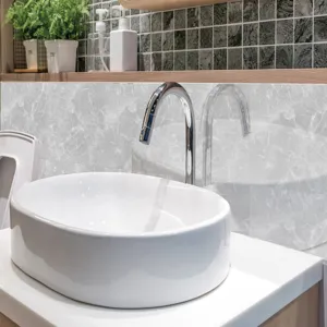 Vue détaillée d'un autocollant de carrelage effet marbre avec film cristal pour salle de bain.