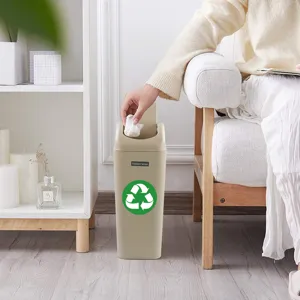 Pattumiera stretta in plastica con coperchio, ideale per cucina, bagno e piccoli spazi domestici.