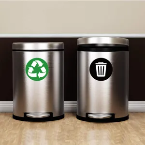 Set di bidoni della spazzatura a pedale in acciaio inox con icone di riciclaggio.