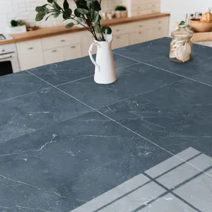 Vue en gros plan d'un autocollant de carrelage effet marbre bleu foncé sur plan de travail.