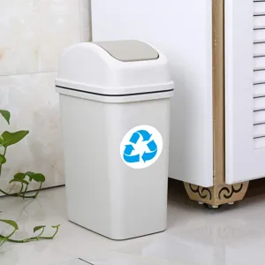 Piccola pattumiera in plastica con coperchio a bascula e logo di riciclo per la casa.