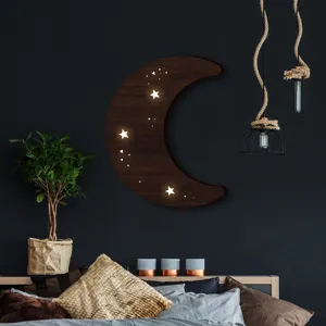 Dettaglio della lampada da notte LED luna in legno con stelle luminose e finitura in legno scuro.