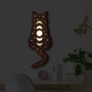 Dettaglio scena lampada da parete gatto in legno nordico, luce notturna LED boho fasi lunari.