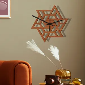 Monterno diakosmitiko xylino roloi toichou me geometriko schedio gia to saloni tou spitiou
