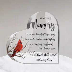 Transparant acryl hart herdenkingsplaat tafeldecoratie met kardinaalvogel en liefdevolle boodschap.