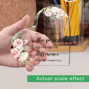 Hartvormig acryl bureaubordje met bloemenprint en inspirerende motiverende quote.