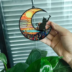Nahaufnahme Detailansicht des Katzen Fensterschmucks mit Mondsichel, buntes Buntglas Design.