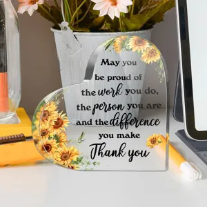 Detail van helder acryl hart plaquette met zonnebloem print en inspirerende quote voor deco.