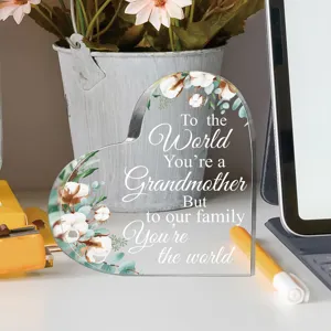 Hartvormige acryl plaquette bureau ornament met bloemenprint en warme familiecitaat detail.
