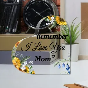 Transparant acryl hart tafelbord met bloemenprint en warme boodschap voor moeder als decoratie.