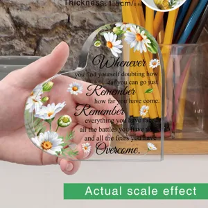 Transparante acryl hart plaquette met margriet print en inspirerende tekst voor bureau.