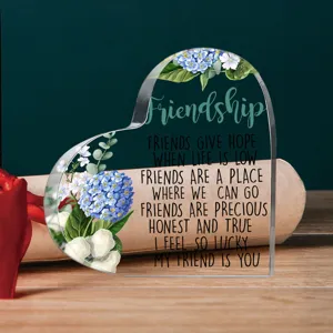 Transparant acryl hart plaquette met blauw bloemendesign en vriendschap citaat voor huis decor.