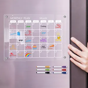 Transparante acryl magnetische weekkalender voor koelkast met uitwisbare markeerstiften inbegrepen.