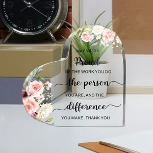 Transparant acryl hart plaquette met bloemdessin en inspirerende quote voor inrichting.