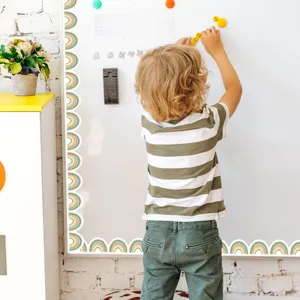 Bordo magnetico per lavagna arcobaleno dettaglio mostra utilizzo interattivo bambini.