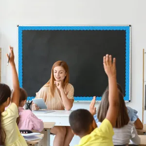 Bordo per bacheca con design a pois blu per la decorazione della lavagna scolastica.