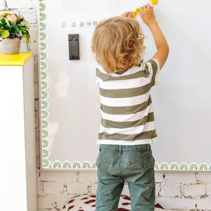 Bordo magnetico per lavagna bianca, decorazione colorata per classe con onde arcobaleno.