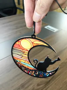Mondsichel Katze Hängeornament mit Buntglas Sonnenuntergang Design für Innendekoration.
