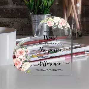 Acryl hart plaquette detail met inspirerende typografie en aquarel bloemenkunst.