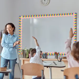 Scena di classe con un bordo a matita colorata per lavagna magnetica da decorare.