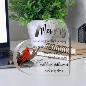 Heldere acryl hart gedenkplaat met rode kardinaal en condoleance tekst voor decoratie