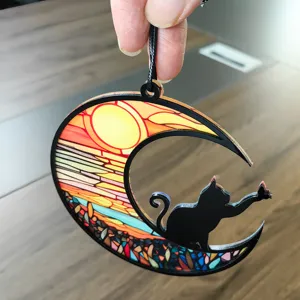 Acryl Buntglas Mond Katze Haeangeornament Detailansicht mit feiner filigraner Verarbeitung.