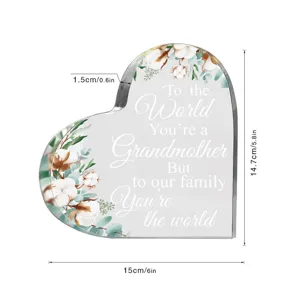 Hartvormige acryl plaquette met bloemenprint en lieve tekst voor oma als tafeldecoratie.