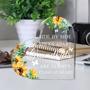 Acryl hart plaquette tafeldecoratie met zonnebloem print en familie quote voor op het bureau.