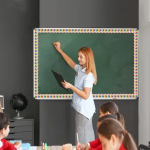 Bordo per bacheca magnetico, decorazione scolastica colorata con matite per lavagna.