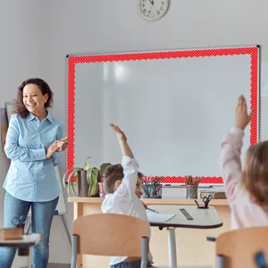 Escena de borde magnético para pizarra de aula con detalle de decoración de lunares rojos.