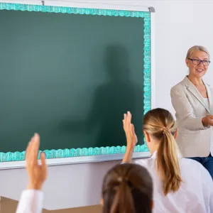 Bordo per bacheca scolastica smerlato per decorazione e visualizzazione di lavagne.