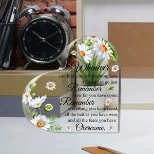 Duidelijk hart acryl plaque detail met madeliefje bloemenprint en inspirerende quote.