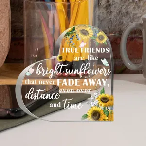 Gedetailleerd overzicht van acryl hart plaquette met zonnebloem print en tekst, bureaudecoratie.