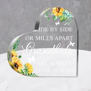 Transparant acryl hart plaquette met zonnebloem print en familie quote tafeldecoratie.