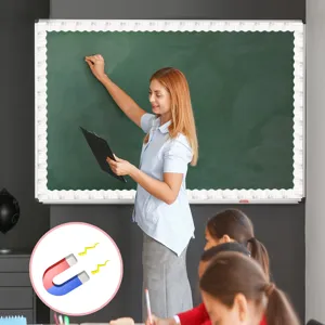 Bordo per lavagna magnetica con motivo in legno ondulato, ideale per decorazioni scolastiche.