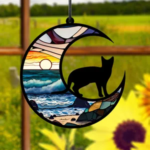 Detailansicht des Buntglas Katzen Mond Hängeornaments mit Meereswellen und schönem Sonnenuntergang.