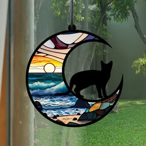 Detailaufnahme des Buntglas-Katzen-Mond-Hängeornaments, ideal für die Innendefensterdekoration.