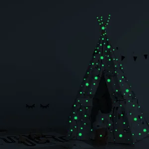 Autocollants muraux étoiles phosphorescentes vue de détail pour chambre d'enfant.
