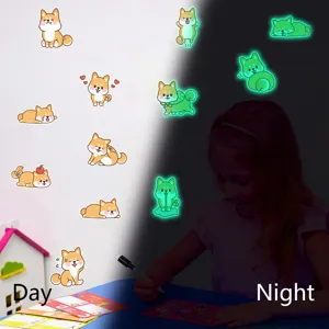 Stickers muraux mignons de chien de dessin animé lumineux pour chambre d'enfant.