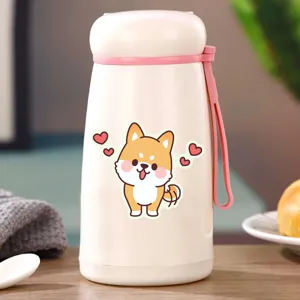 Bouteille d'eau isolée mignonne de chien de dessin animé portable avec couvercle rose et sangle.