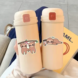 Gros plan de bouteille d'eau isotherme sous vide paresseux mignon, tasse portable beige.