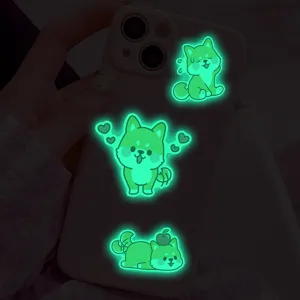 Gros plan d'adorables autocollants de chiots fluorescents verts sur une coque de téléphone kawaii.