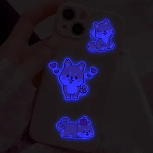 Autocollant lumineux mignon de chiot d'animal brillant dans le noir pour coque ou mur
